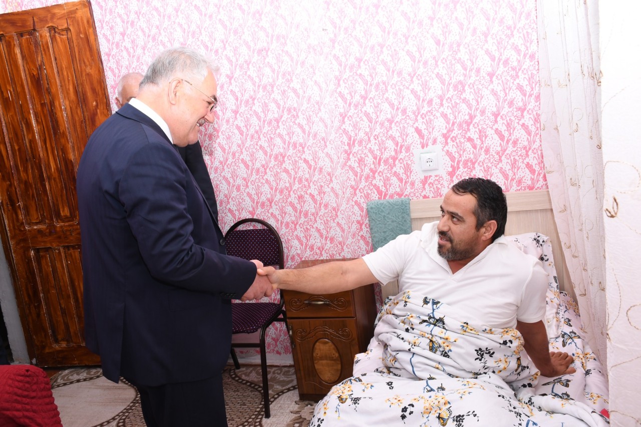 Vaqif Həsənov mina partlayışı nəticəsində ayağını itirən sakini ziyarət etdi - FOTOLAR